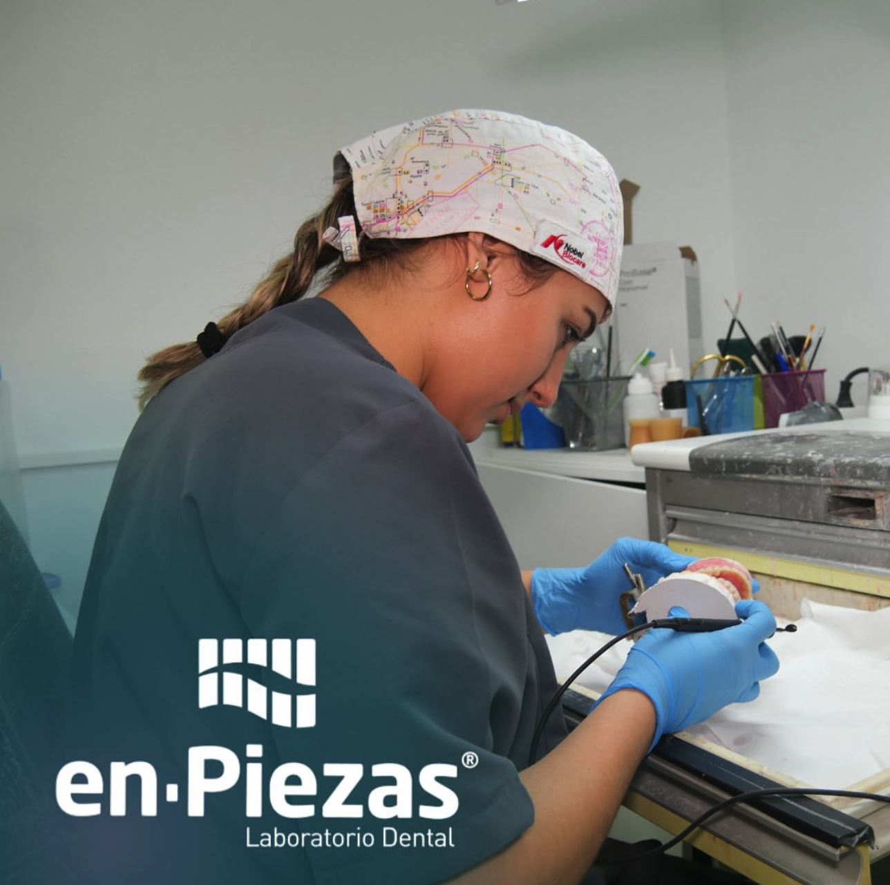 Técnico de En-Piezas trabajando en una pieza dental